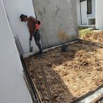 Kang-tukang-bangunan-menggunakan-vibrator-beton-saat pengecoran-agar-fondasi-padat-kuat-tidak mudah-retak